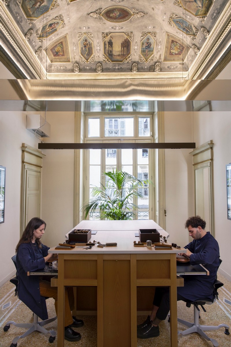 Atelier con artigiani all’opera negli spazi Buccellati in via Montenapoleone a Milano