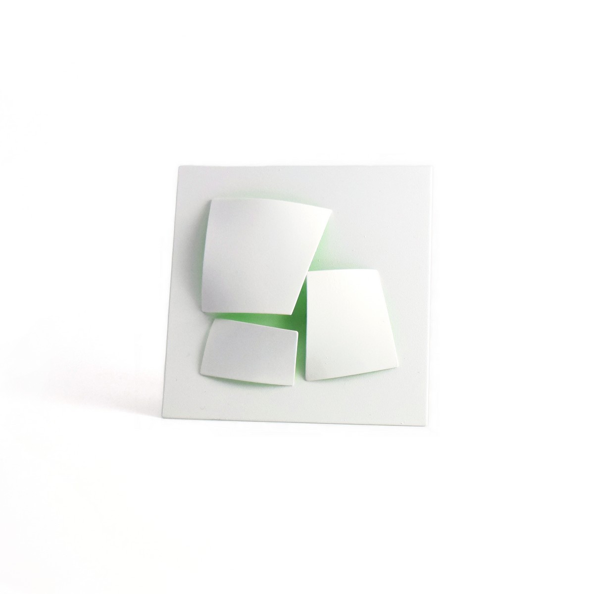 “Komorebi (木漏れ日) Sunlight filtering through the foliage” di Yoko Takirai e Pietro Pellitteri, spilla di colore verde