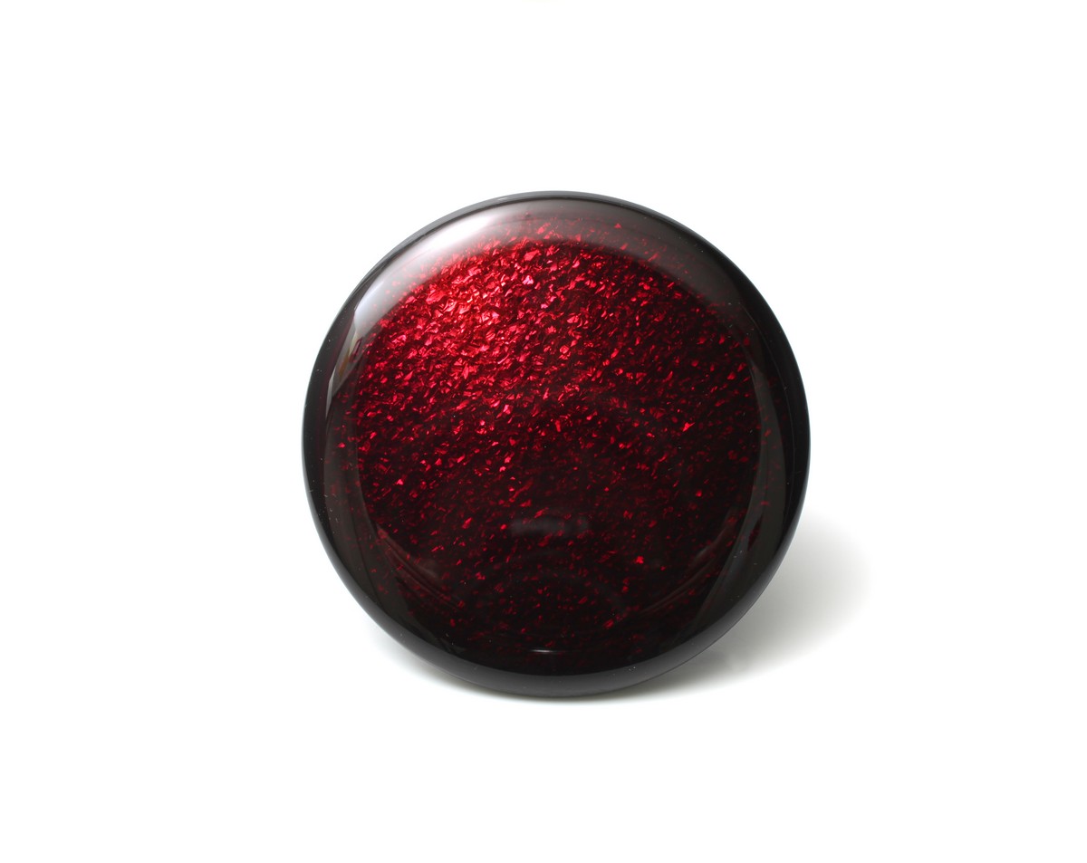 “Capturing the Inside” di Fumiki Taguchi, spilla di colore rosso