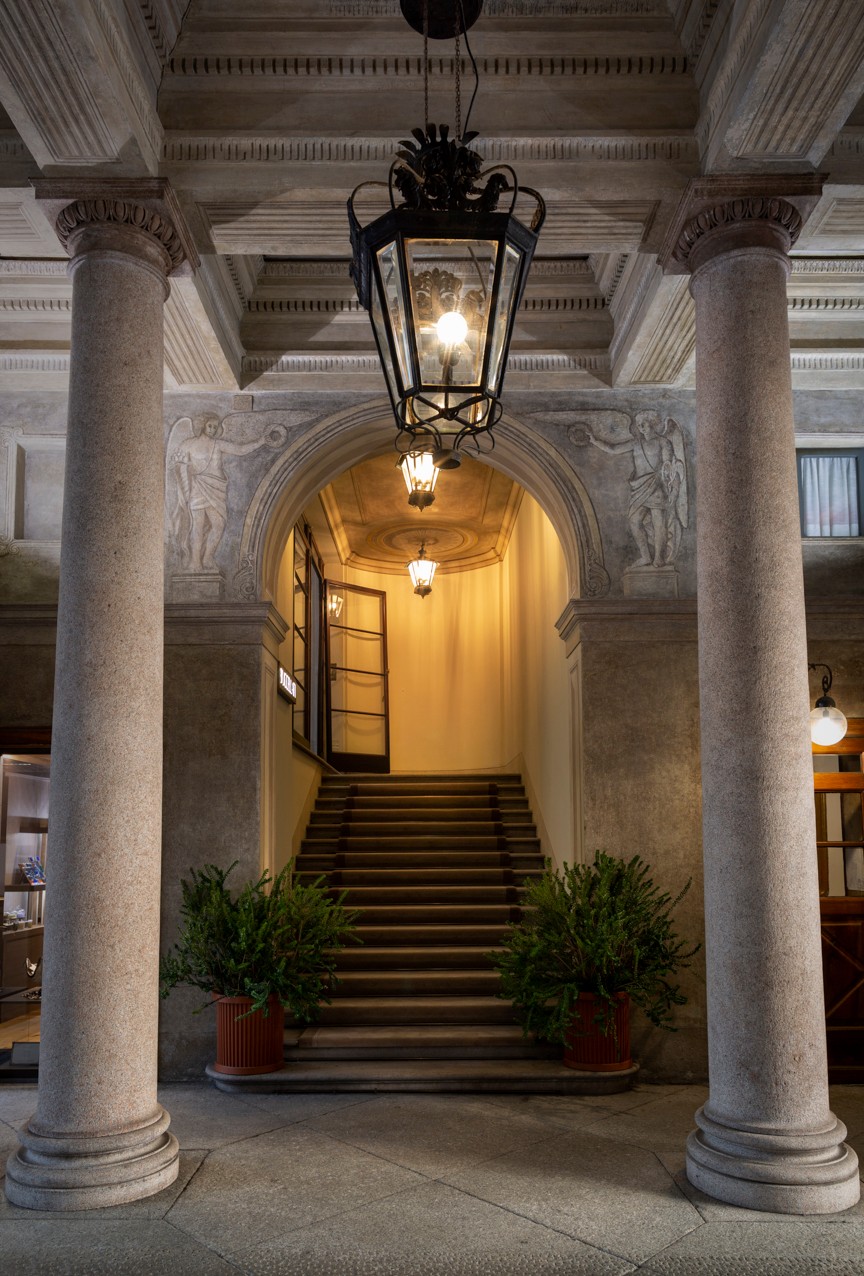 La maestosa scalinata che conduce al Piano Nobile della Maison Buccellati