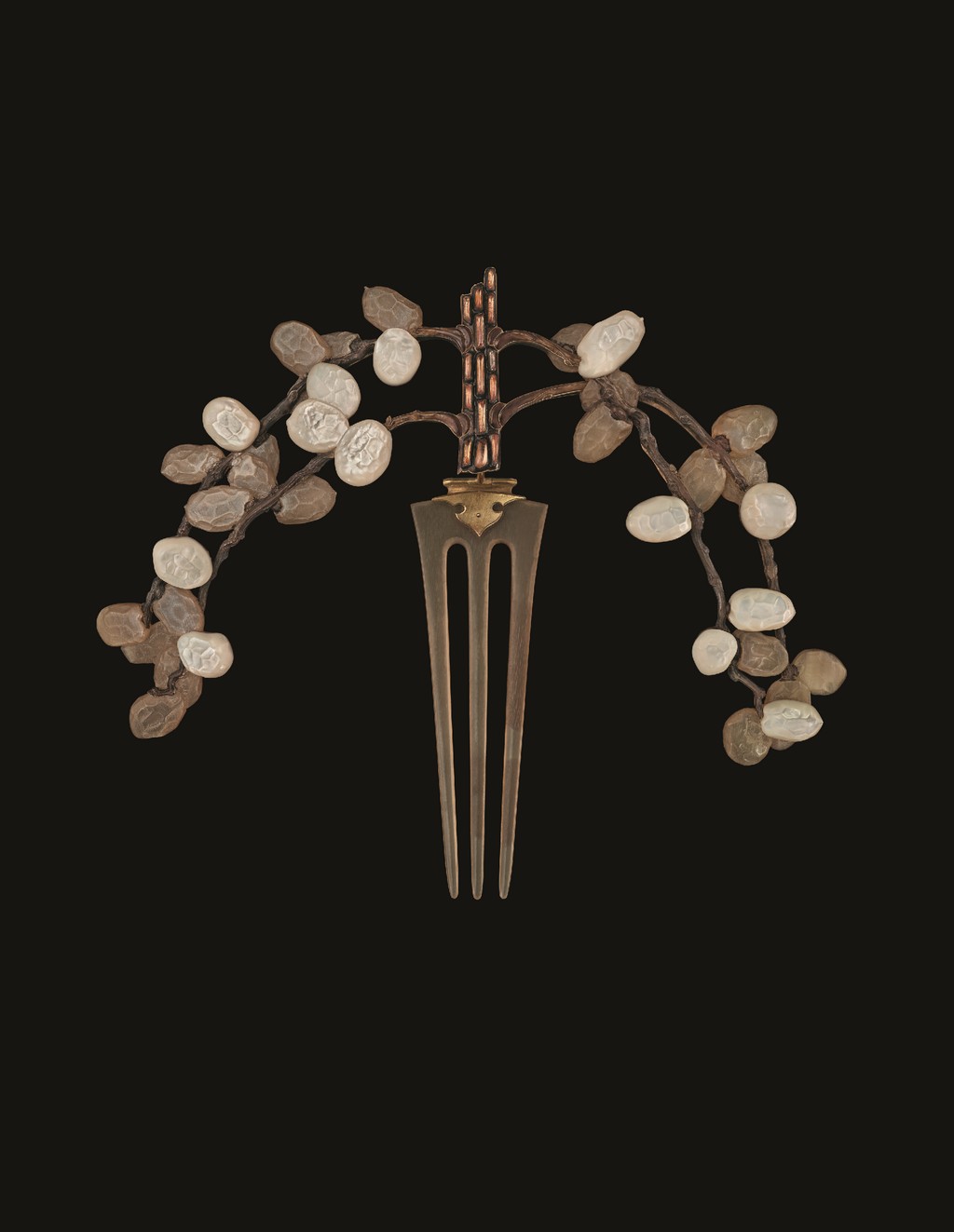 Pettine a diadema con ramo di salice (René Lalique, c.1903), in oro, smalto, corno, madreperla, topazi. Collezione privata © Albion Art Jewellery Institute. (Photo: Nils Herrmann,“Divine Jewels”, Flammarion, courtesy of L’ÉCOLE, School of Jewelry Arts)
