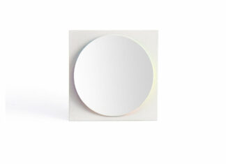 “A Tale of Multiple Worlds”: in mostra a Barcellona l’intima relazione tra colore, arte e gioielleria “Kōgen (光源) Light source” di Yoko Takirai e Pietro Pellitteri, spilla di colore bianco