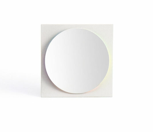 “A Tale of Multiple Worlds”: in mostra a Barcellona l’intima relazione tra colore, arte e gioielleria “Kōgen (光源) Light source” di Yoko Takirai e Pietro Pellitteri, spilla di colore bianco