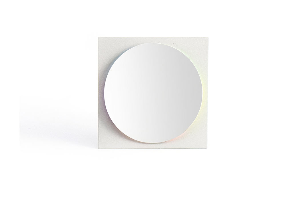 6.Takirai-Pellitteri_WHITE-HOME “Kōgen (光源) Light source” di Yoko Takirai e Pietro Pellitteri, spilla di colore bianco