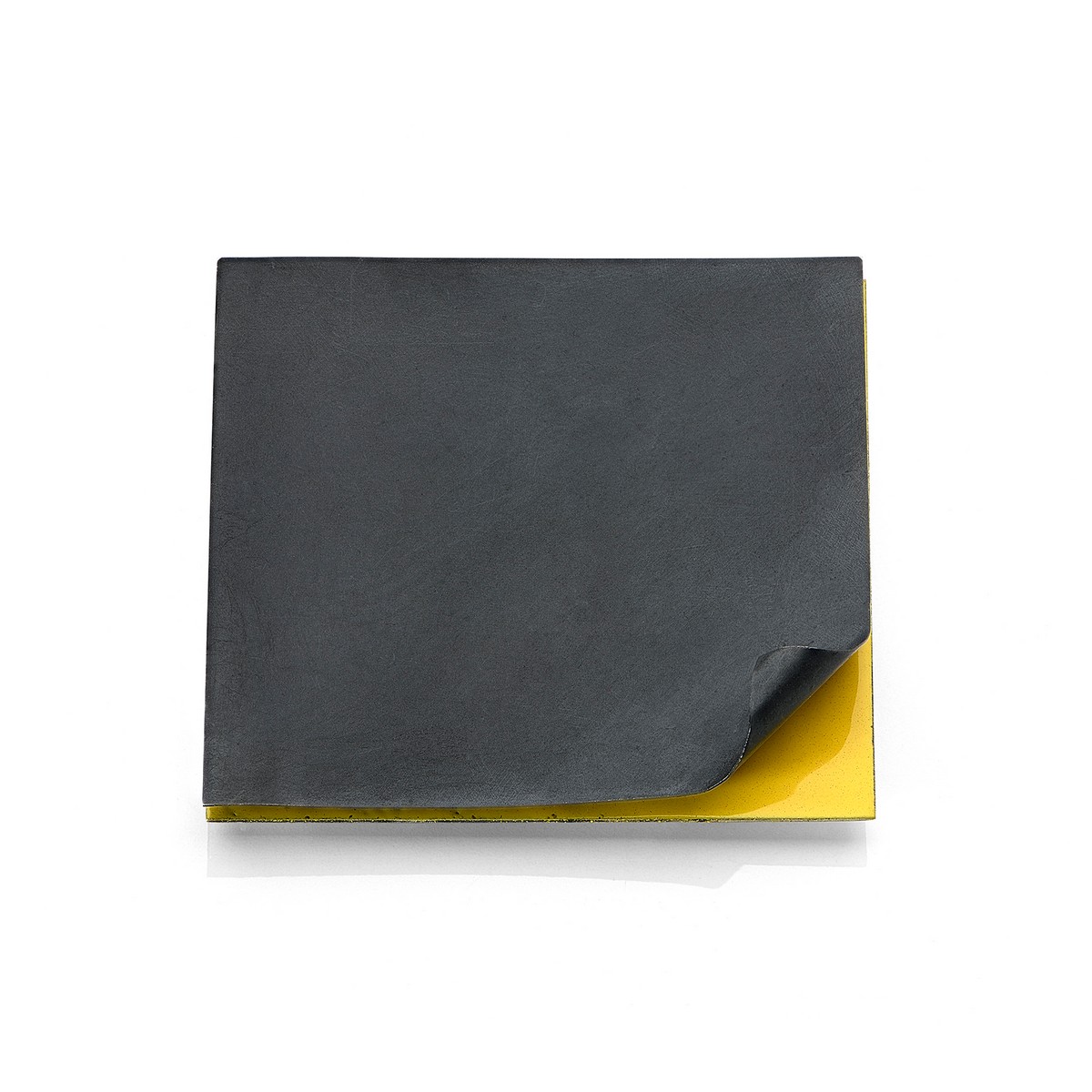 “To the discovery” di Gigi Mariani, spilla di colore giallo