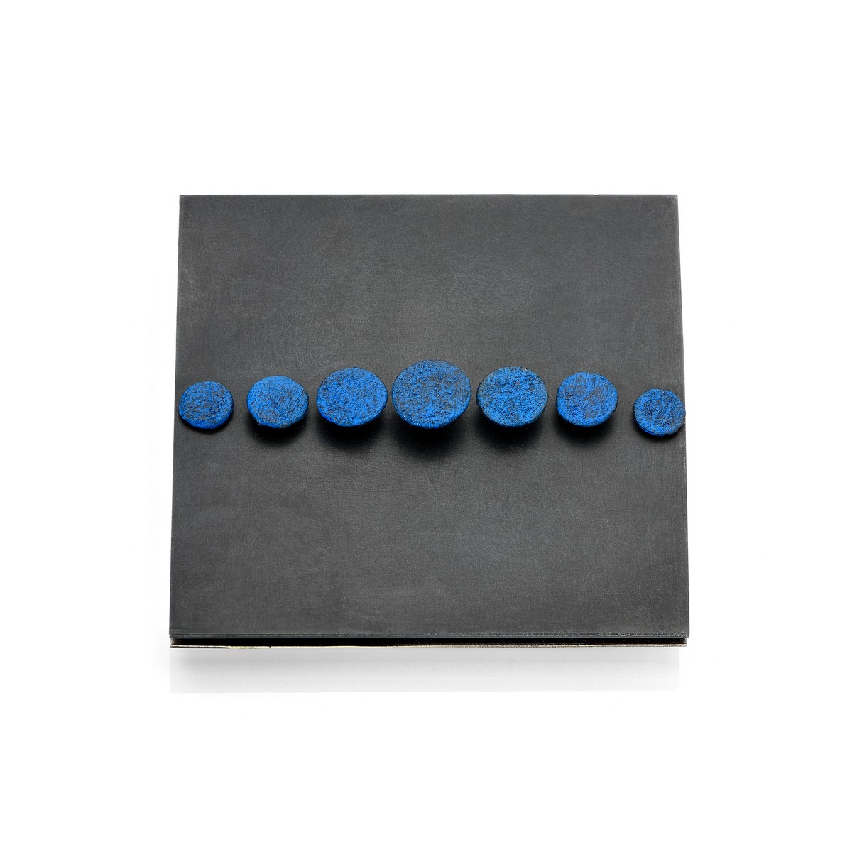 “Gigi’s blues” di Gigi Mariani, spilla di colore blu