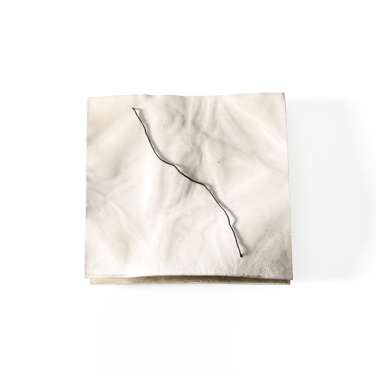 “Trace” di Gigi Mariani, spilla di colore bianco
