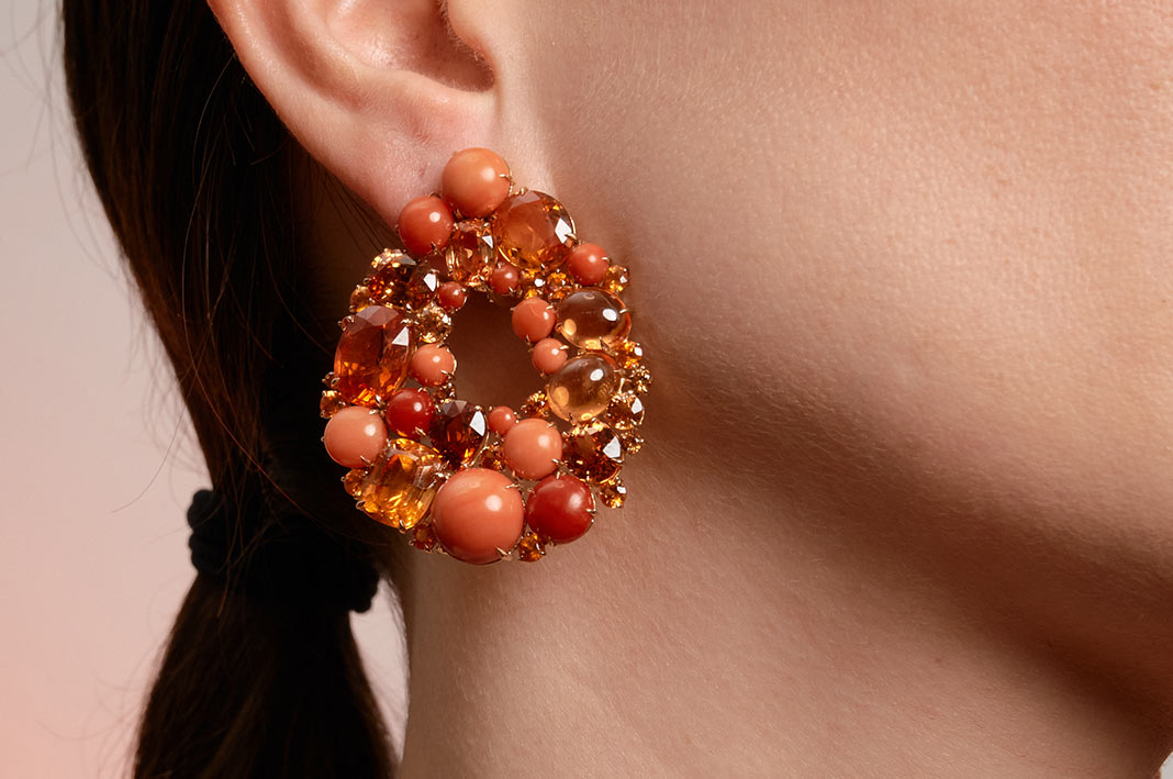 A-pair-of-Spessartine-Garnets-and-Mediterranean-Coral-earrings-by-SABBA.HOME Un paio di orecchini con spessartina e corallo mediterraneo, di SABBA
