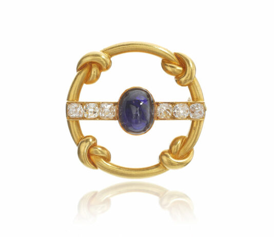 “Il Tesoro dello Zar”: quasi 3 milioni di euro nell’asta Sotheby’s dedicata alla collezione di Ferdinando I di Bulgaria Spilla Fabergè imperial di diamanti e zaffiro, 1909 circa