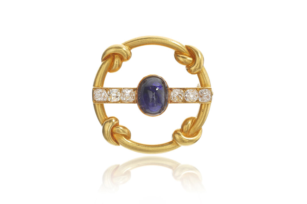 An-imperial-Fabergé-diamond-and-sapphire-brooch,-circa-1909,-estimate-6,000-USD---8,000-USD_Sotheby's-Royal-&-Noble-Jewels-Sale,-Geneva,-13-November-2024-HOME Spilla Fabergè imperial di diamanti e zaffiro, 1909 circa