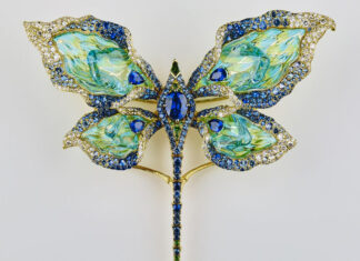 L’infinita bellezza della natura nei gioielli: Ho Siu Chong e il suo legame con l’ambiente che ci circonda Spilla a forma di farfalla in smalto blu/verde con cristallo e topazio blu irregolare. Ali ispirate ai petali della calla che, premendo il pulsante in zaffiro al centro, si muoveranno su e giù