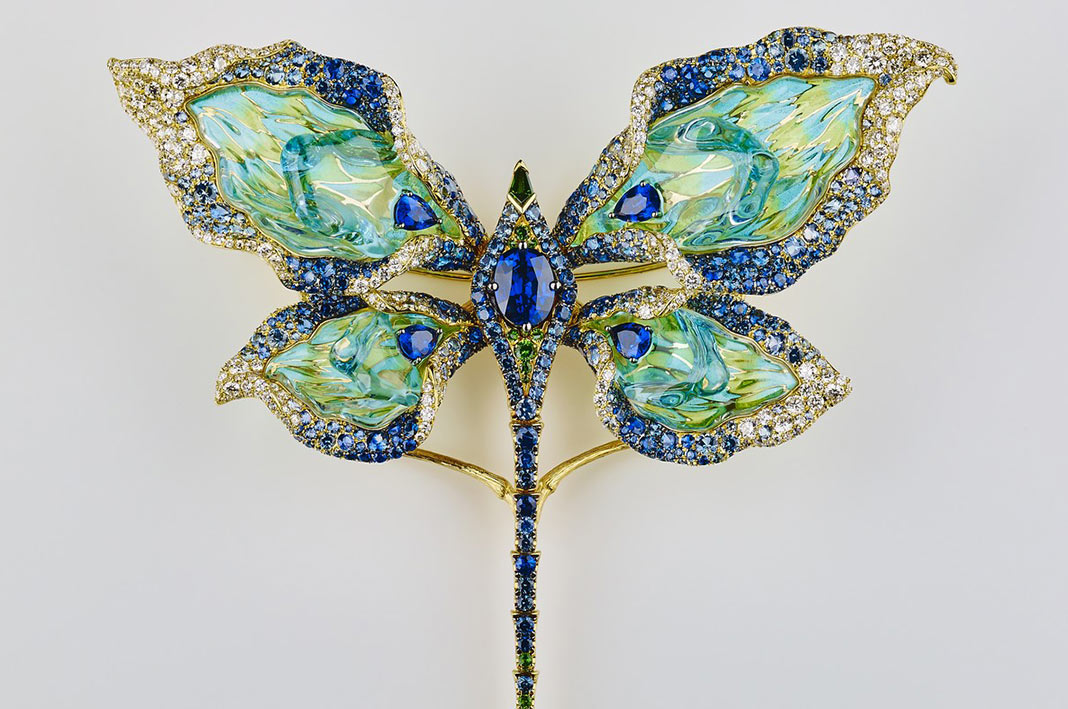 CHONG-HO---Dragonfly-Butterfly-HOME Spilla a forma di farfalla in smalto blu/verde con cristallo e topazio blu irregolare. Ali ispirate ai petali della calla che, premendo il pulsante in zaffiro al centro, si muoveranno su e giù