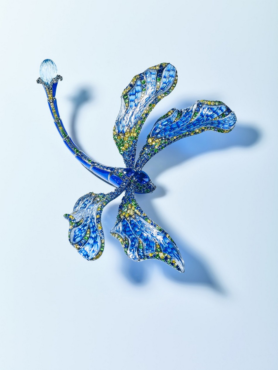 Spilla in pietre preziose e topazio blu. Il colore è di uno smalto blu sfumato con aggiunta di strutture meccaniche alle ali e alla colonna vertebrale