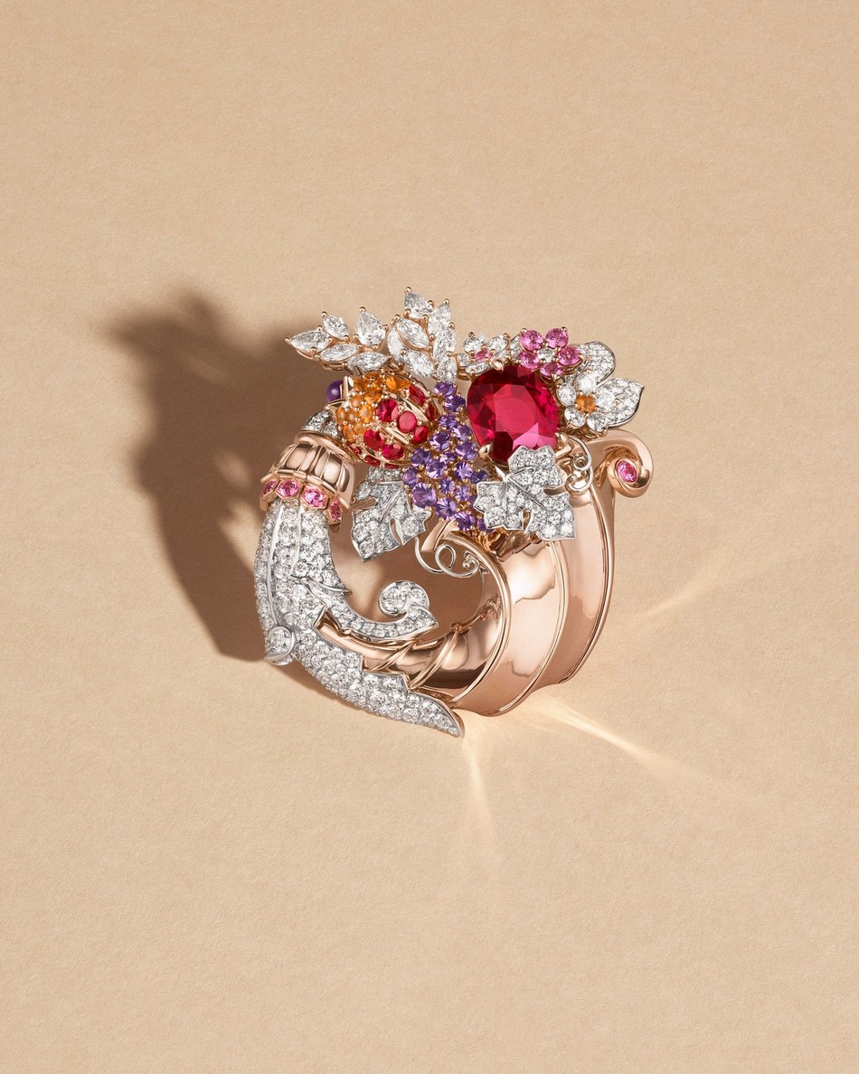 Spilla “Cornucopia”. Oro rosa, oro bianco, una rubellite taglio cuscino di 12,38 carati, rubini, zaffiri rosa, granati spessartite, ametiste, diamanti