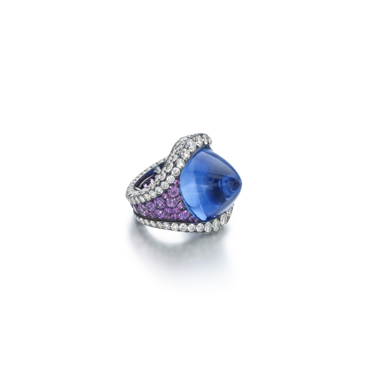 Anello con zaffiro Ceylon incastonato con zaffiri viola e diamanti