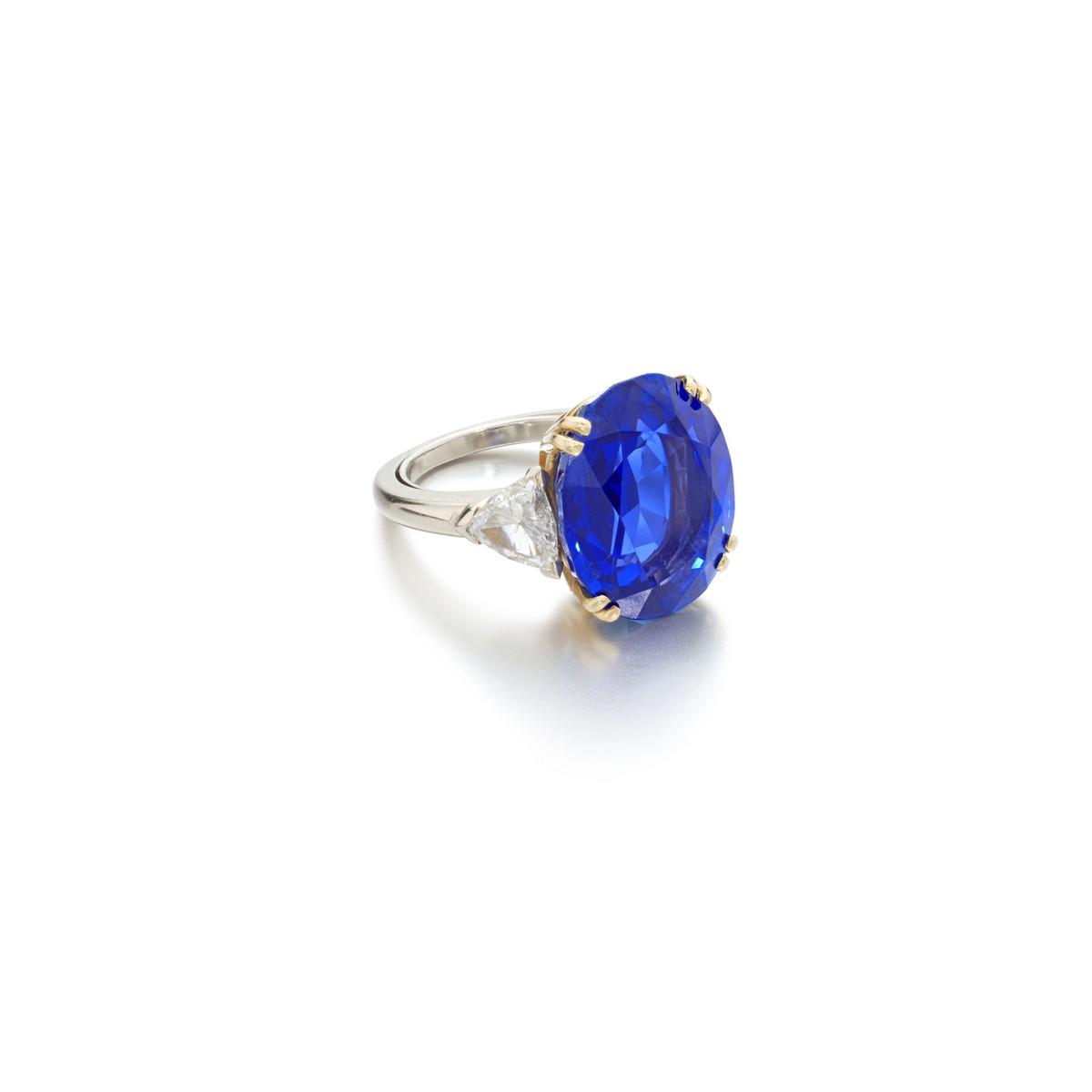 Anello con zaffiro e contorno di diamanti
