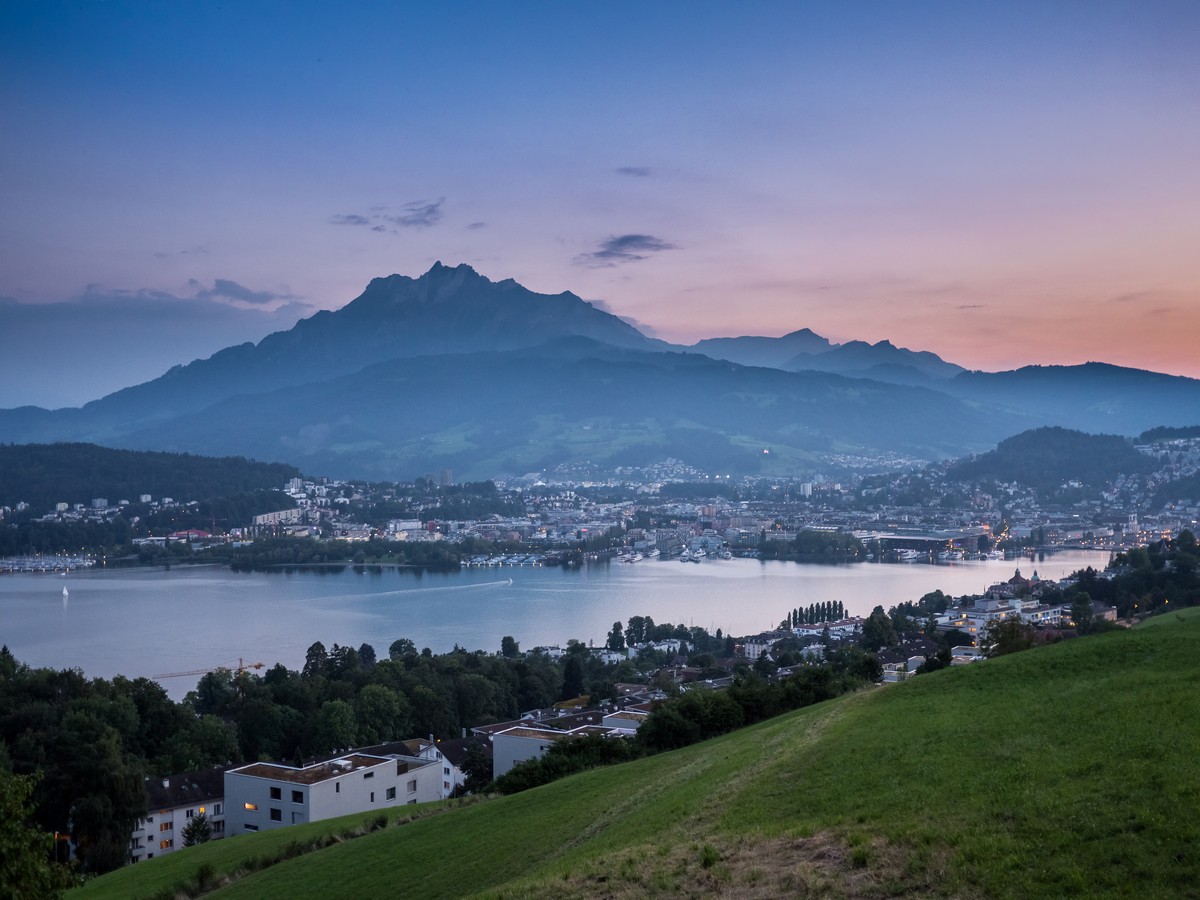 Vista del Lago dei quattro Cantoni e del Pilatus con Lucerna, in Svizzera