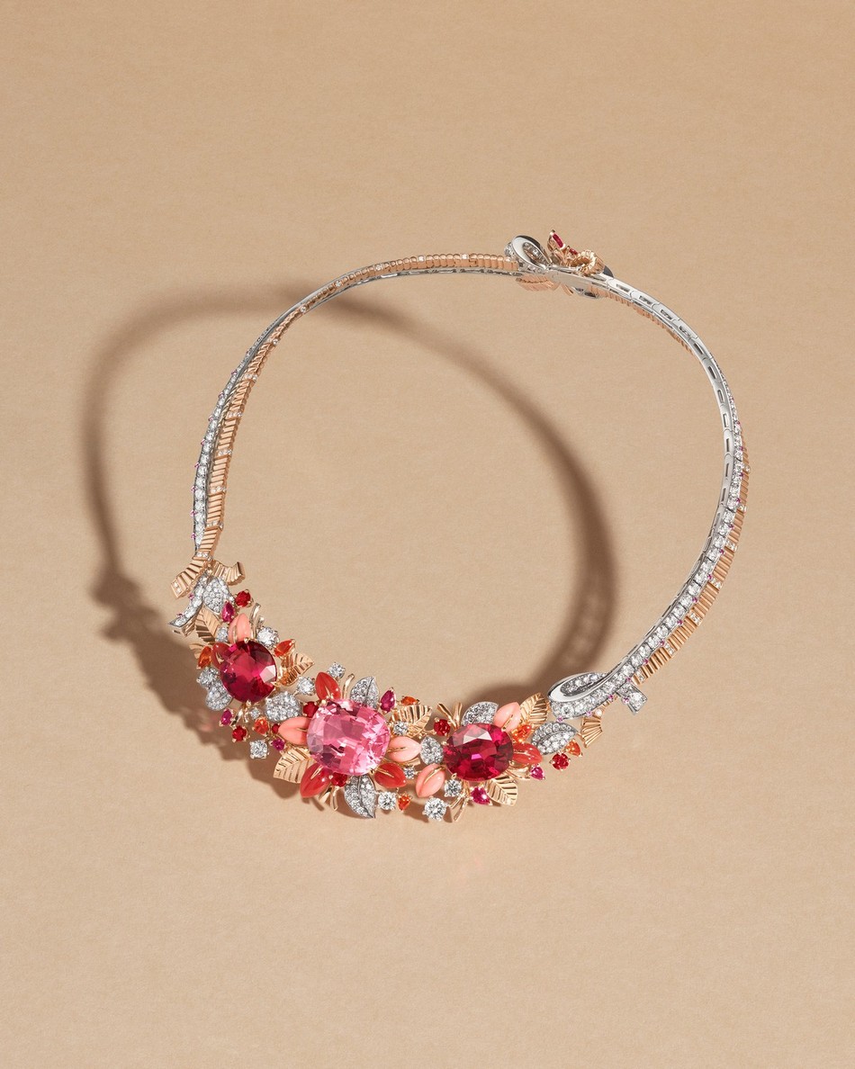 Collana “Ninfe”. Oro rosa, oro bianco, una rubellite rosa taglio cuscino di 24,02 carati, due rubelliti taglio ovale di 12,44 carati e 11,52 carati, zaffiri rosa, rubini, granati spessartite, corallo pelle d’angelo e coralli rossi, diamanti