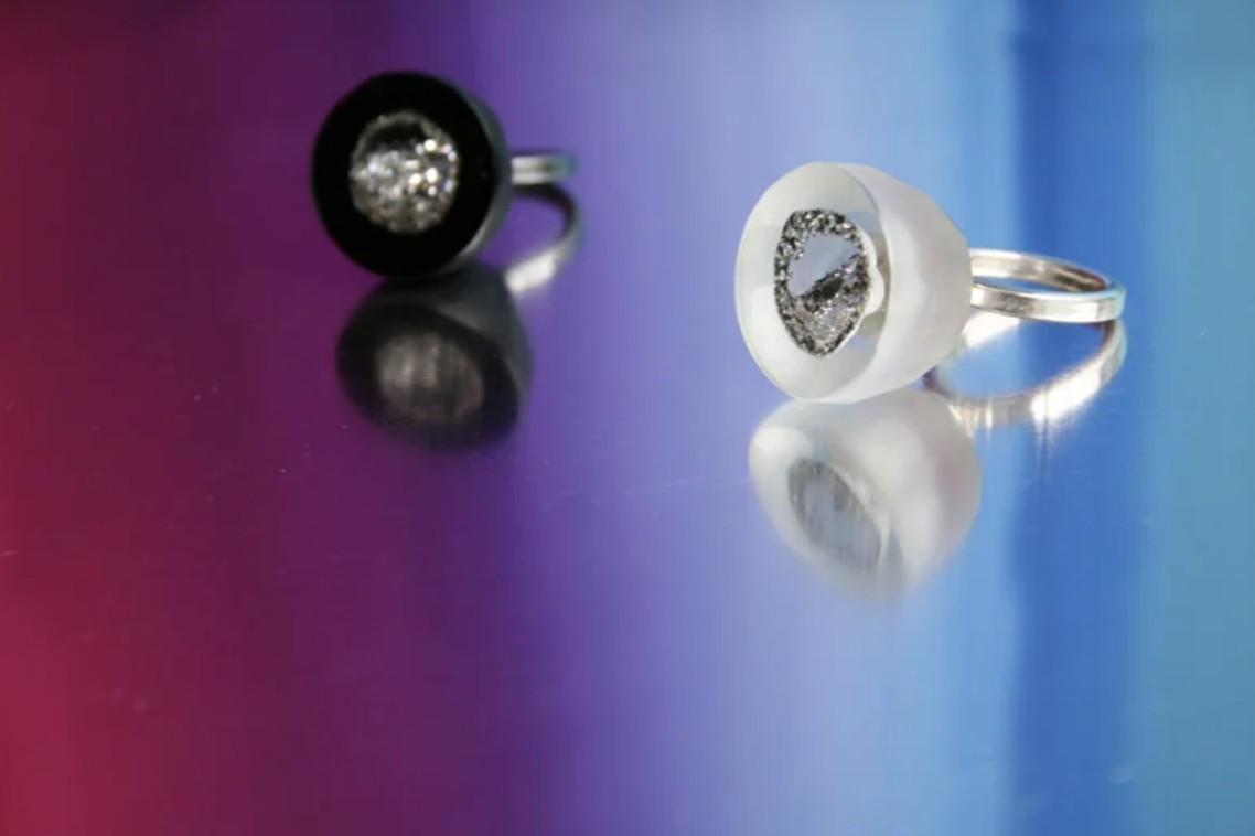 Anello PASSION SPACE in vetro di Murano e oro bianco, sabbia vulcanica e cristalli