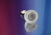 Manuela Catania: l’arte del gioiello tra sogno e realtà nel “Regno Sensoriale” di Olfelita Pendente PASSION SPACE in vetro di Murano, sabbia vulcanica e cristalli