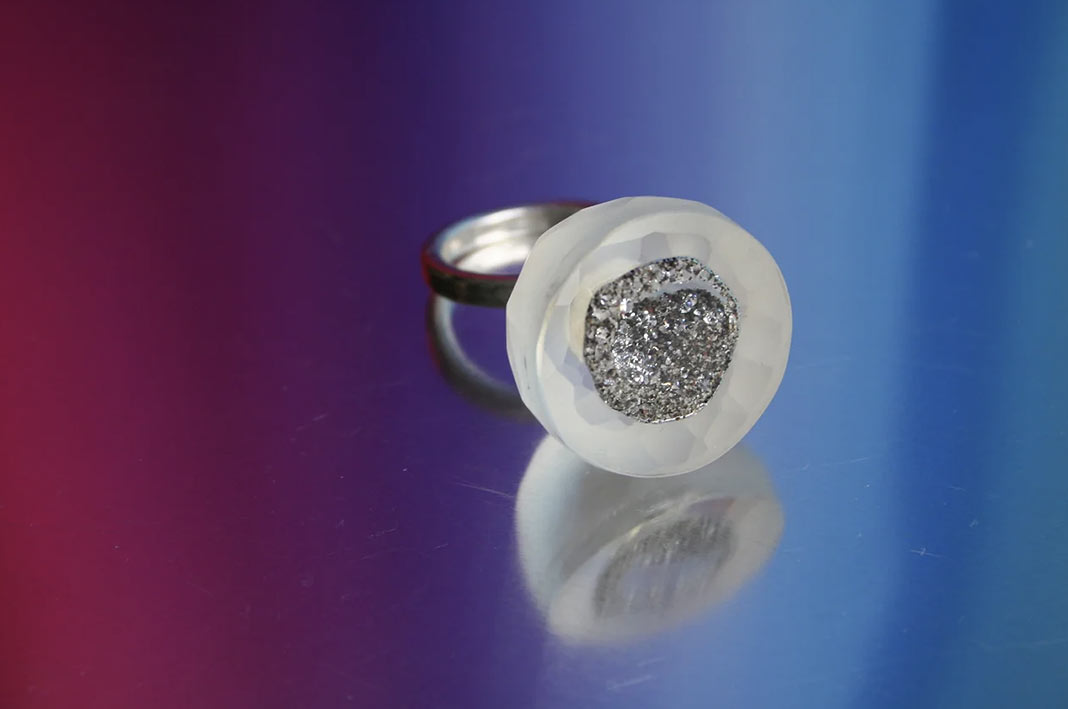 PASSION-SPACE-il-primo-bacio-sulla-luna-ring-in-Murano-Glass-e-white-gold,-volcanic-sand-and-leftovers-crystals-HOME Pendente PASSION SPACE in vetro di Murano, sabbia vulcanica e cristalli