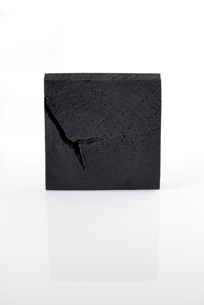 “Charcoal” di Sara Barbanti, spilla di colore nero