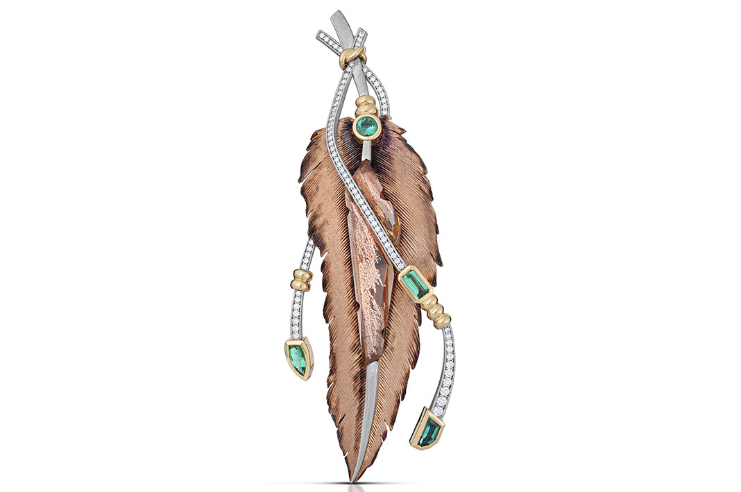 Spectrum_BestOfSingleEntries_MensWear_2nd_271_18.23ct_Sunstone_whisper-of-the-ancestors_pin-HOME Spilla “Whisper of the Ancestors”