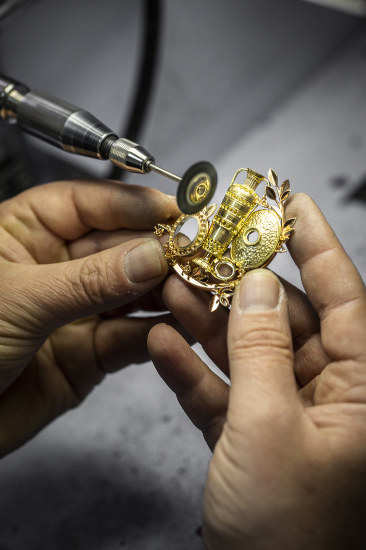 Making of della spilla “Anfora”. Oro giallo, oro rosa, un motivo di diaspro rosso intagliato di 3,47 carati, un granato di spessartite taglio ovale di 4,87 carati, lapislazzuli, diamanti