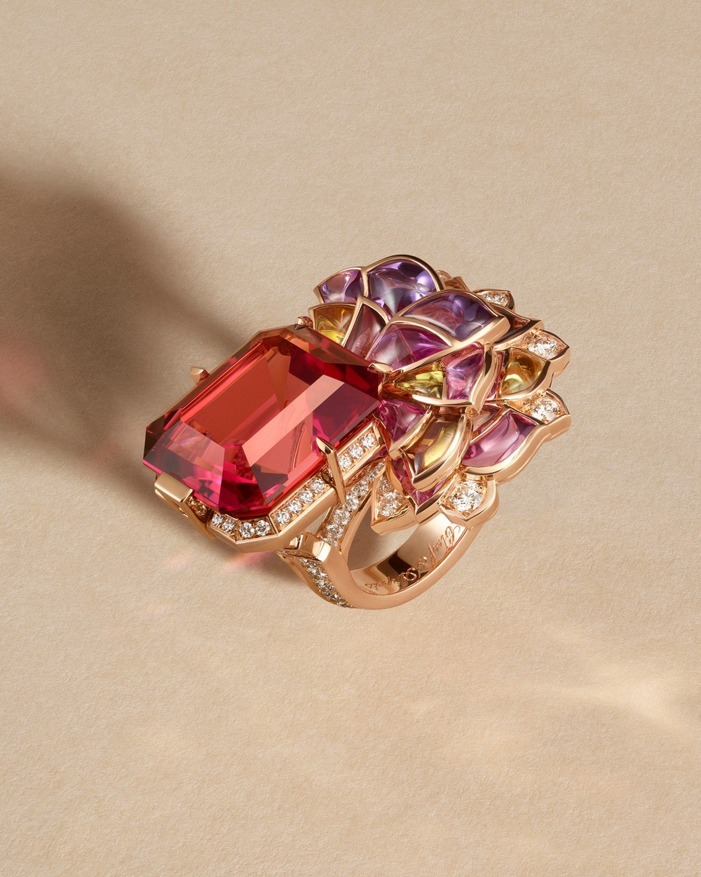 Anello Jardin de la rose, realizzato in oro rosa, con una rubellite taglio smeraldo di 23,67 carati, zaffirifancy, diamanti