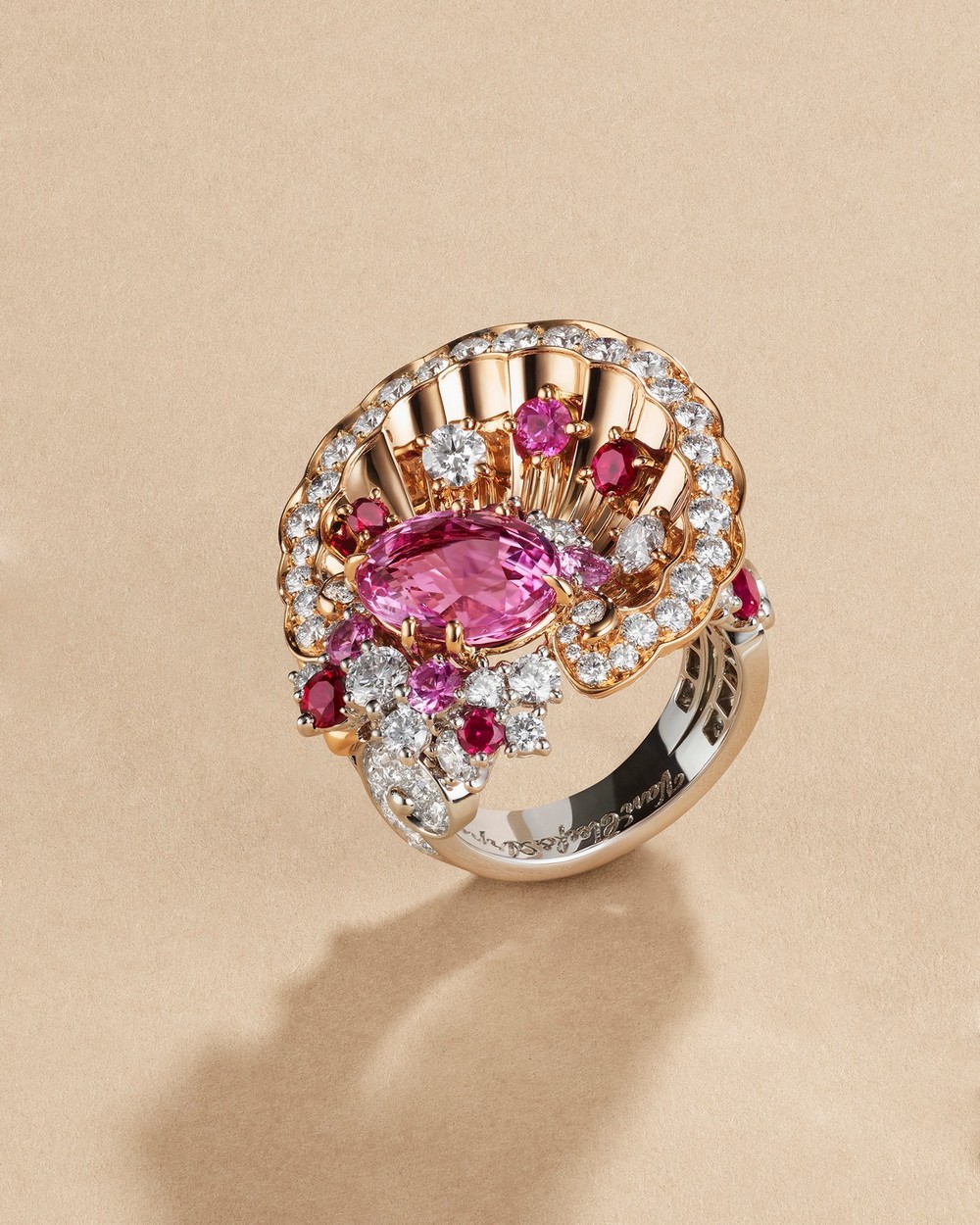 Anello Ode à l’amour, realizzato in oro rosa, oro bianco, uno zaffiro rosa taglio ovale di 4,04 carati, rubini, zaffiri rosa, diamanti