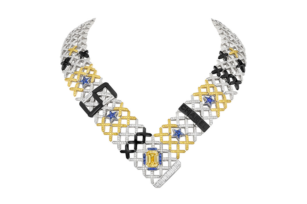QUILTED-STARS-NECKLACE_J65972.tif_JPEG-HAUTE-DEFINITION-HOME Collana Chanel “Quilted Stars” della collezione “Haute Joaillerie Sport”, dal ricamo trapuntato
