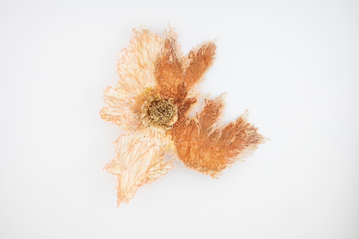 Rosa Laura Catalano, Tunica, 2024. Tessitura di lurex su aglio. Photo Giuseppe Di Salvo, Courtesy of Rosa Laura Catalano.