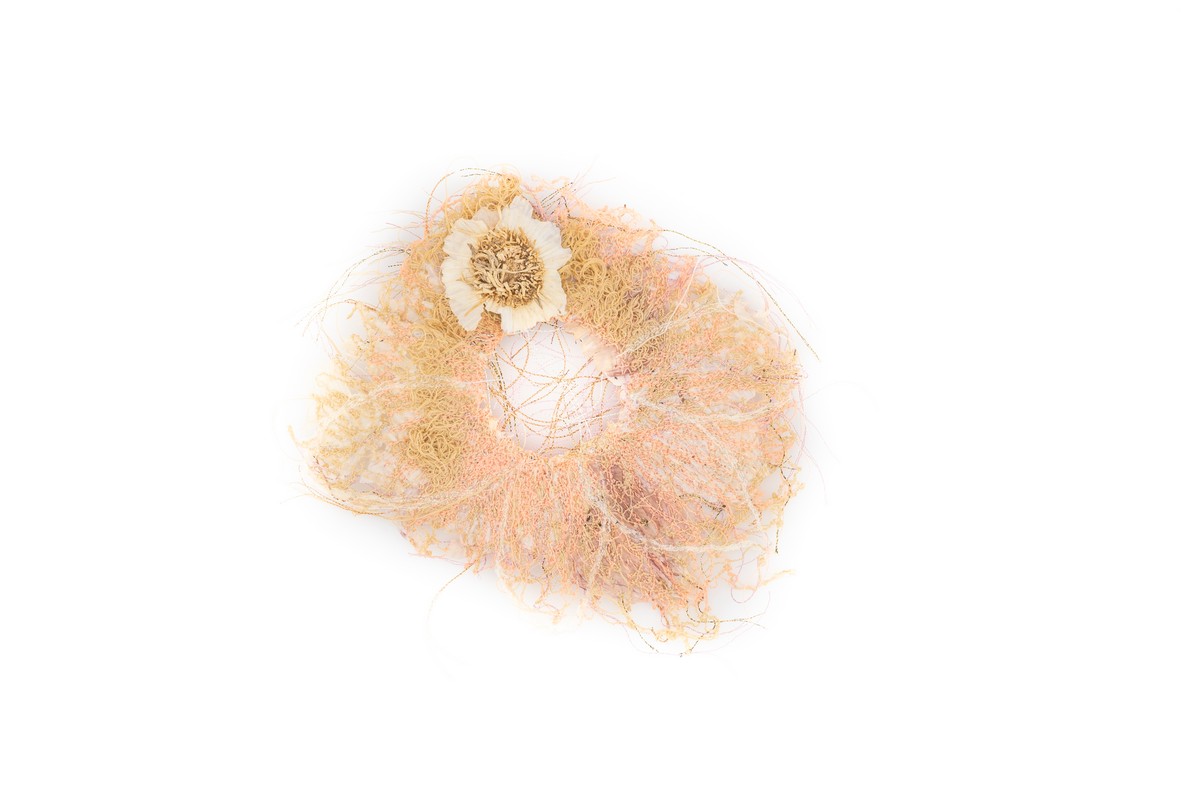 Rosa Laura Catalano, Allium, 2024. Tramatura su bulbo di cipolla. Photo Giuseppe Di Salvo, Courtesy of Rosa Laura Catalano