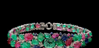 Il V&A Museum di Londra ospita la mostra “Cartier”: il glamour incontra la nobiltà tra gioielli rari e tiare preziose Mountbatten Bandeau in stile Tutti Frutti, Cartier London, 1928, in smeraldi, rubini, zaffiri, diamanti e platino