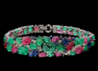 Il V&A Museum di Londra ospita la mostra “Cartier”: il glamour incontra la nobiltà tra gioielli rari e tiare preziose Mountbatten Bandeau in stile Tutti Frutti, Cartier London, 1928, in smeraldi, rubini, zaffiri, diamanti e platino