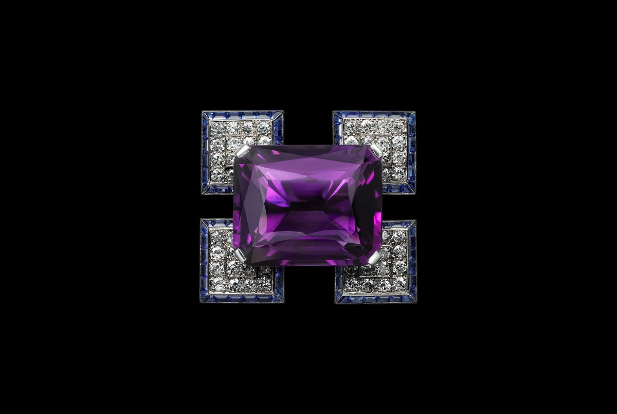 Spilla Cartier London del 1933 circa, in ametista, zaffiri, diamanti e platino