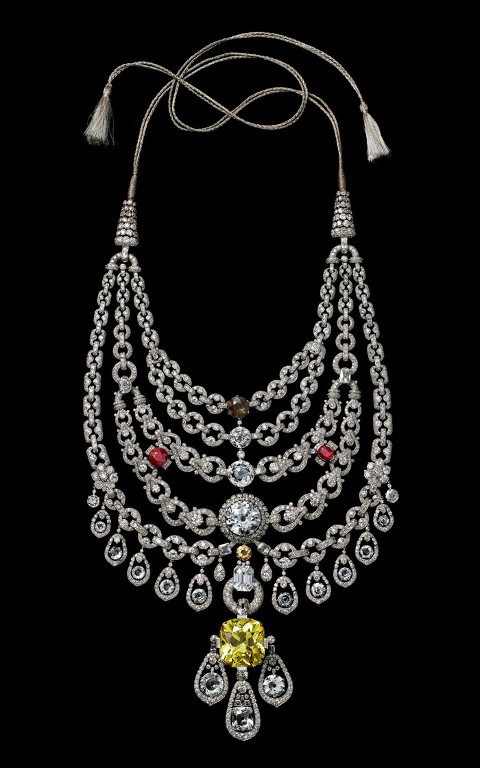 Collana Patiala Cartier Paris del 1928, in diamanti, zirconi gialli e bianchi, topazi, rubini sintetici, quarzo fumé e citrino incastonati su platino