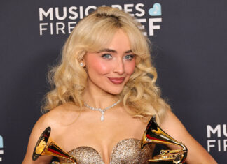 Sabrina Carpenter e i raffinati gioielli di Chopard: i look delle star che hanno partecipato ai Grammy Awards 2025 Sabrina Carpenter indossa una collana con un diamante taglio goccia e diamanti rose cut