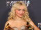 Sabrina Carpenter e i raffinati gioielli di Chopard: i look delle star che hanno partecipato ai Grammy Awards 2025 Sabrina Carpenter indossa una collana con un diamante taglio goccia e diamanti rose cut