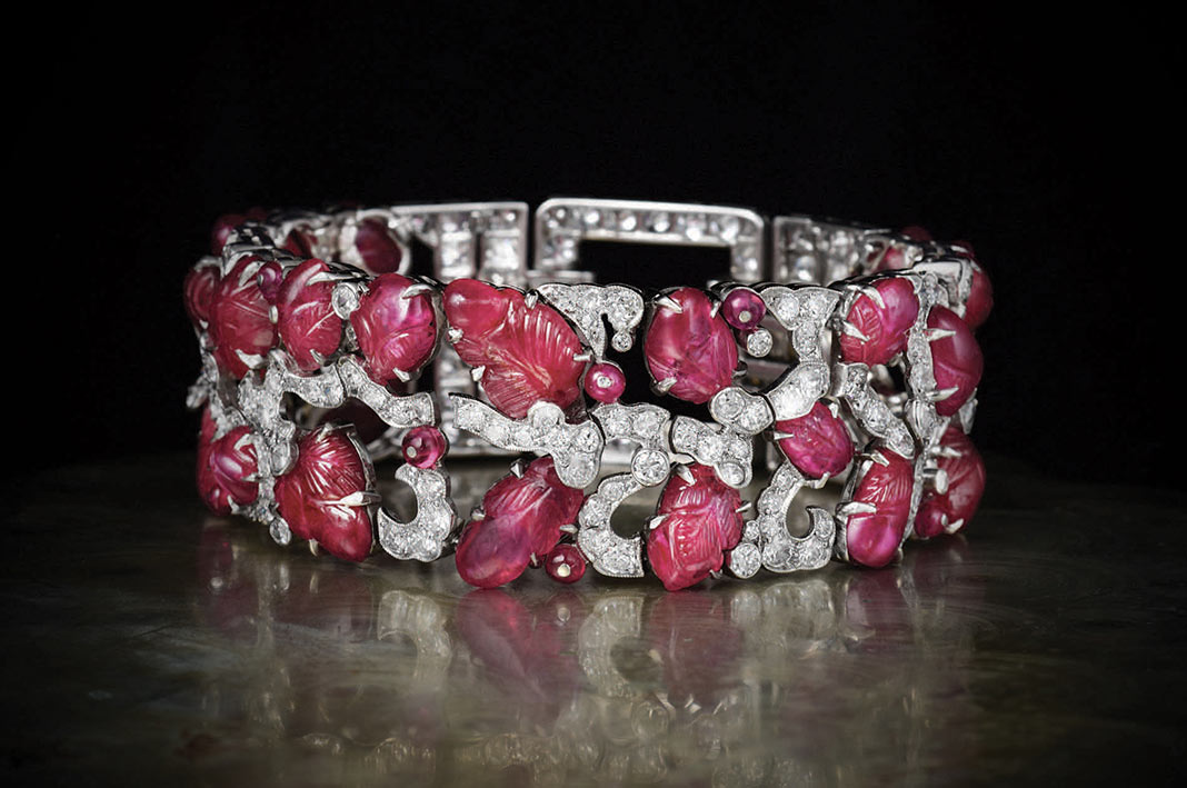 Bracelet-Art-déco-en-platine,-rubis-et-diamants,-vers-1930-©️-Paul-Fisher-Inc-home Anello Art Déco del 1930, realizzato in platino e incastonato con diamanti e rubini