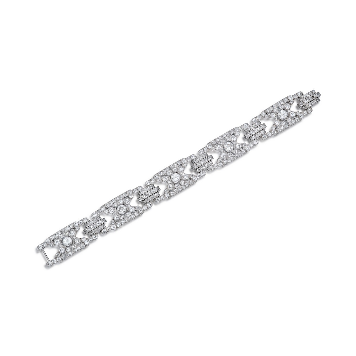 Il bracciale di Cartier arricchito da diamanti taglio antico europeo, colore G – H, purezza VS – SI e I, da 18 – 20 ct