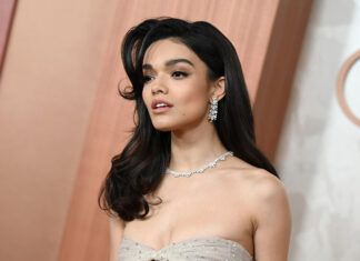 I gioielli delle star di Hollywood: i look più glamour della Cerimonia degli Oscar 2025 Rachel Zegler indossa orecchini e collana Precious Lace di Chopard agli Oscar 2025