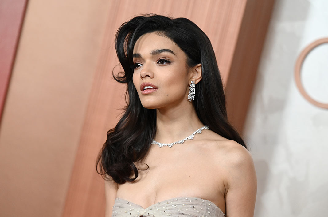 Rachel Zegler indossa orecchini e collana Precious Lace di Chopard agli Oscar 2025