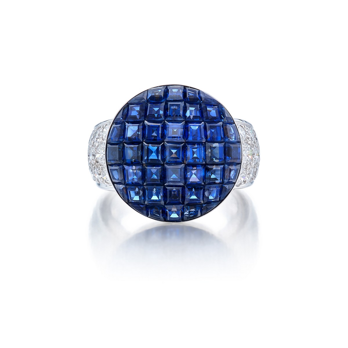 Anello “Mystery set” di Van Cleef & Arpels in oro bianco 18 kt