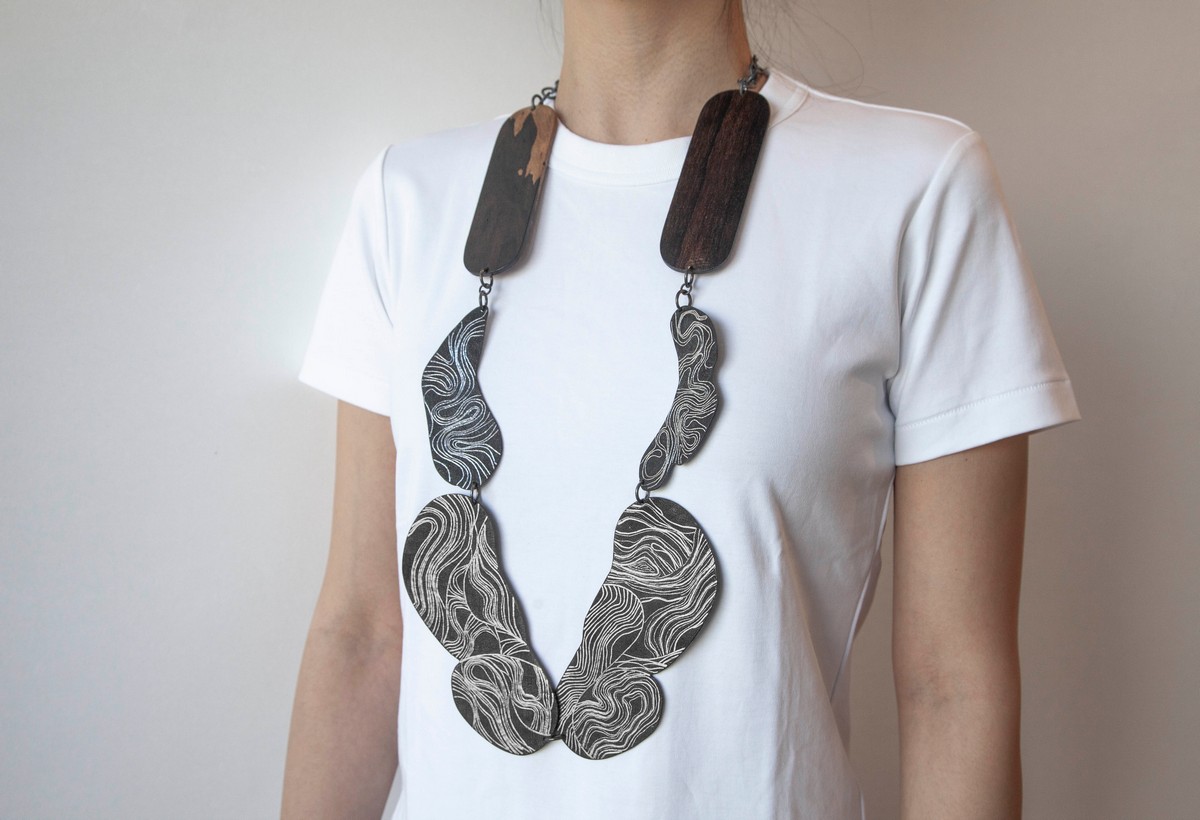 Collana di Yonghak Jo, composta da legno e intarsi di fili d’argento dal movimento ondulatorio su lastre d’acciaio