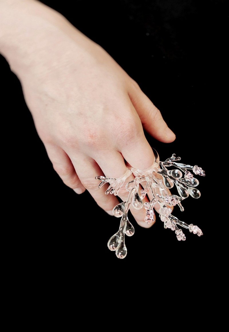 Anello Summer III di Joanna Muzyka, vetro borosilicato trasparente e rosa