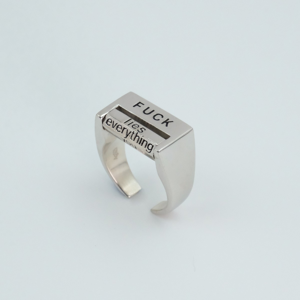 Anello Fuck The World di Can Sun, argento placcato 925 con oro bianco