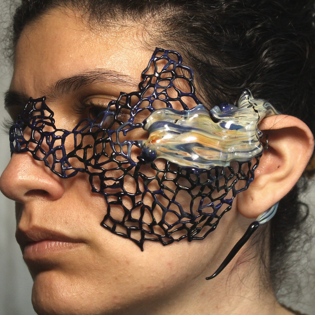 Glass network face mask di Lour Oukall, maschera in vetro