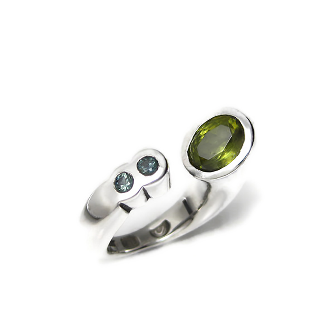 Anello Solid Fairmined di Saskia Shutt, argento incastonato, titanite taglio ovale del Madagascar con due piccoli zaffiri australiani taglio brillante.