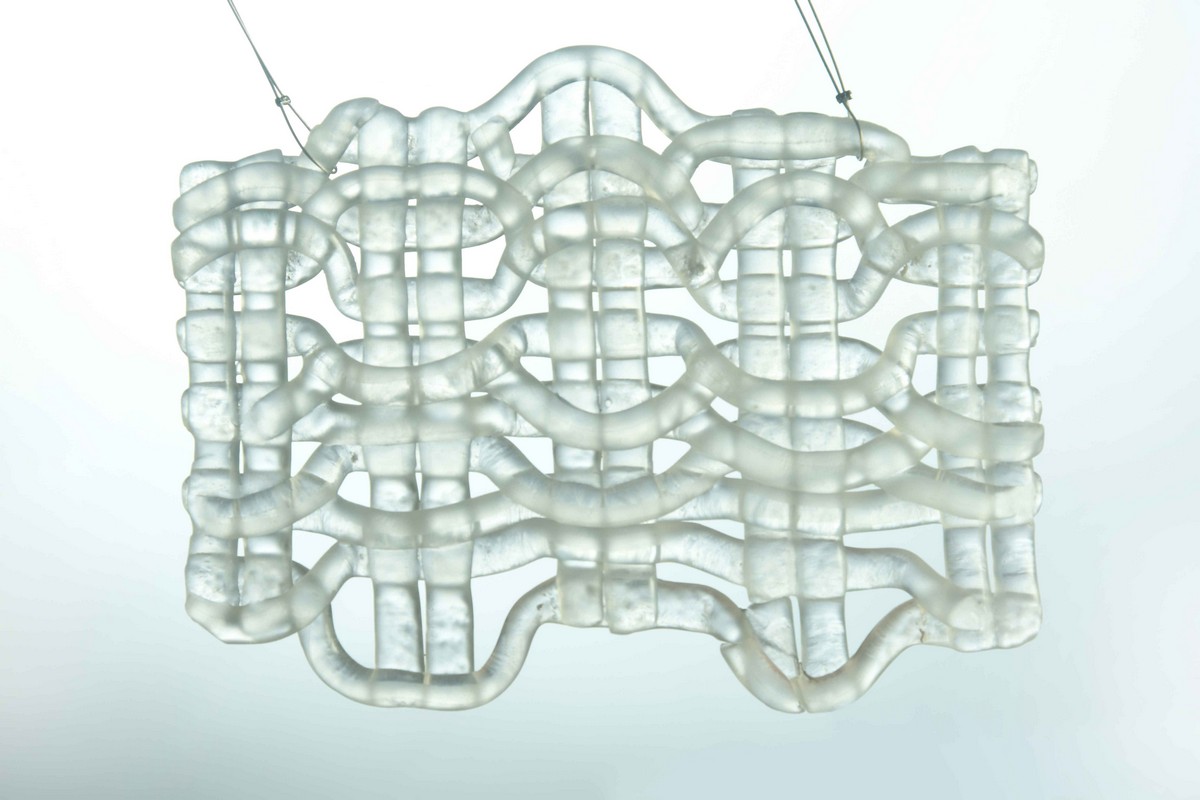 Collana Woven Glass di Jasminka Begić, vetro optiwhite, catena placcata in argento e clip in argento Tibetano